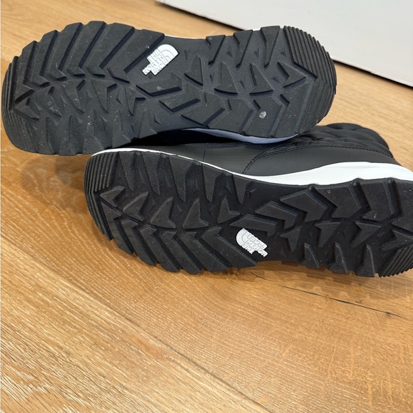 The North Face - Like New Womens Black and White quilted boots size 9 - Picture 7 of 7